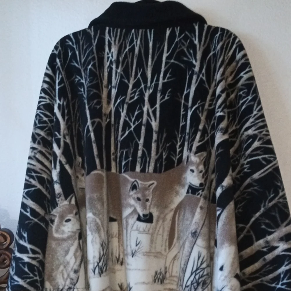 Vintage Cape With Wolves - Picture 3 of 5